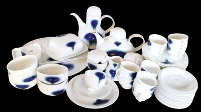 Auktion 365<br>Fürstenberg Form F PoP Nr. 1367  Tee-Kaffee- Frühstücksservice, 60-er Jahre, zus. 48 Teile, Tee-Kaffeekanne, 2x Zucker, 1x Milch, 6 Müslischalen, 1 Kerzenständer, 1 Tortenplatte, 1 Königskuchenplatte, 10 Tassen, 12 U.T. 11 Kuchenteller [1]