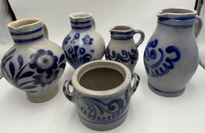 Auktion 370<br>5x div. Krüge etc. mit Blaumalerei, H-von 13 bis 27 cm [1]