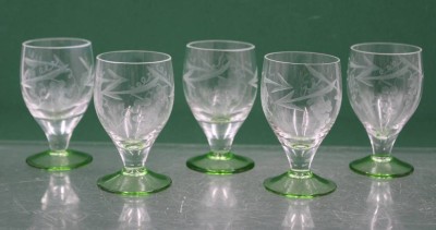 Auktion 365<br>5x Likörgläser, beschliffen, grüner Stand, ca. H-8cm [1]