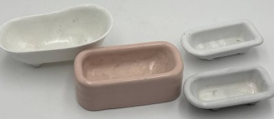 Auktion 365<br>4xd Puppen-Badewannen, 1x Porzellan, 3x Metall emailliert, L-11 bis 15 cm [1]