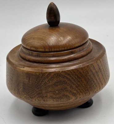Auktion 365<br>gedrechselte Art Deco Holzdose, H-11 cm, D-11 cm [1]