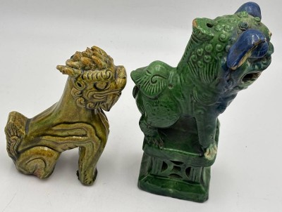 Auktion 365<br>2x Fu Hunde, Fayencen, beide mit Chips, H-15 und 22 cm [1]