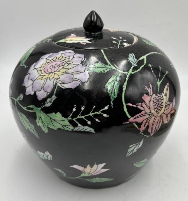 Auktion 365<br>Famille-Noir-Porzellan-Deckelvase.  Ingwer Topf (Ginger Jar) mit Emaillefarben bemalt, in Boden chines. Marke, H-18 cm, D-18 cm [1]