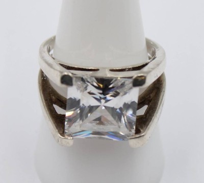 Auktion 365<br>Damenring mit einem weißem Stein, 925er Silber, RG 59 , 11,4 gr. [1]