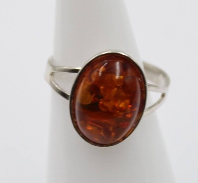 Auktion 365<br>Ring mit einem Bernstein in ovaler Form, Fassung aus 925er Silber, RG 56 , offene Schiene, 3,0 gr. [1]