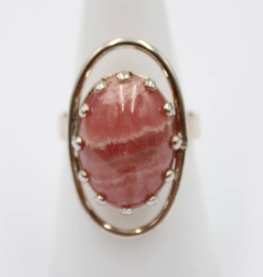 Auktion 365<br>Ring mit einem marmorierten Stein in ovaler Form, Schiene aus 835er Silber, RG60, 6,7 gr. [1]