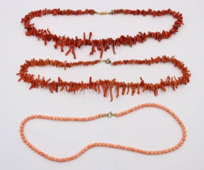 Auktion 365<br>3x div. Korallen-Halsketten, 2x Stabkoralle, ca. L-50cm [1]