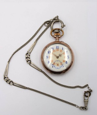 Auktion 365<br>Taschenuhr um 1920, Silbergehäuse, Kronenaufzug, Werk läuft, Rückendeckel lose, an Kette, ca. H-4,8cm [1]