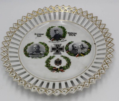 Auktion 365<br>Weltkrieg 1914-16 Teller mit 2 Kaiser, Hindenburg, Deutsches Kreuz, D-23 cm [1]