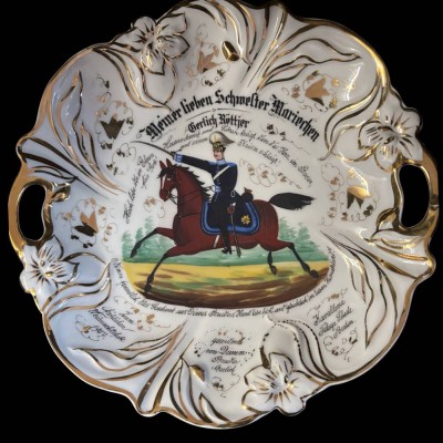 Auktion 365<br>Kavaleristenteller von 1907, mit viel  handschriftlichen Text, kurzer Brandriss, D-27 cm [1]