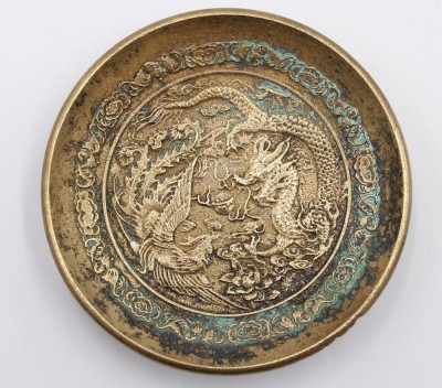 Auktion 365<br>kl. Zierteller/Räuchertelle, Drachenrelief, wohl China, Bronze, D-8cm [1]