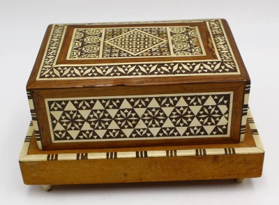 Auktion 365<br>Zigarettendose, Holz mit Beineinlagen und Spieluhr, H-10 cm, 13x18 cm [1]