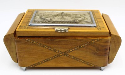 Auktion 365<br>gr. Zigarettendose mit seitl. klappbaren Aschenbechern, Deckel mit Neapel Ansicht, H-9 cm, 13x22 cm [1]