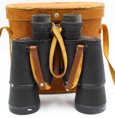 Auktion 365<br>Fernglas in Lederköcher  
