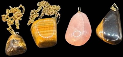 Auktion 365<br>4x div. Stein-Anhänger, 2x an Ketten [1]