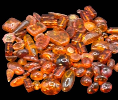 Auktion 365<br>Lot bearbeiteter Bernsteine, tw. gelocht, aber auch Cabouchons für Ringe  zus. ca. 60 gr [1]