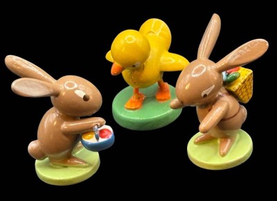 Auktion 365<br>2 Osterhasen, 1 Küken, Erzgebirge, H-max. ca. 4,5 cm [1]