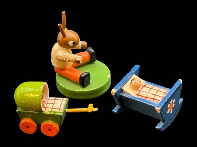 Auktion 365<br>kl. Osterhase, Puppenwiege und Puppenwagen, Erzgebirge, Hase H-4 cm [1]