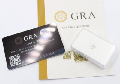 Auktion 365<br>Moissanit, ca. 1,2ct, Diamantschliff, weiss, anbei Zertifikat [1]