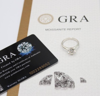 Auktion 365<br>Moissanit-Ring, 2ct, Silber, 2,49gr., RG 53, anbei Zertifikat [1]