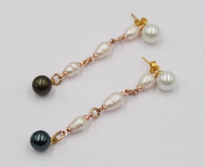 Auktion 369<br>Paar Perl-Ohrstecker, SW-Perlen, goldfarben, L-6,3cm [1]