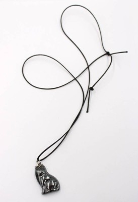 Auktion 369<br>fiürlicher Hämatit-Anhänger Lederband, Katze, Anh. L-3,5cm [1]