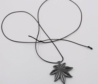 Auktion 365<br>Hämatit-Anhänger in floraler Form, an Lederband, Anh. ca. 4 x 4cm [1]