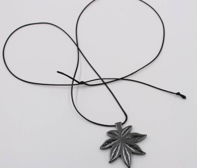 Auktion 369<br>Hämatit-Anhänger in floraler Form, an Lederband, Anh. ca. 4 x 4cm [1]