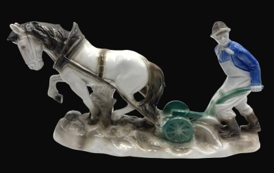 Auktion 365<br>Bauer beim Pflügen, Wallendorf, sign. Wachsmuth (Schaubach Kunst Etikett), H-16 cm, L-28 cm [1]