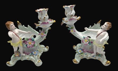 Auktion 365<br>Paar figürlicher Kerzenhalter mit Putti, ungedeutete Blaumarke,  H-18 cm, guter Zustand [1]