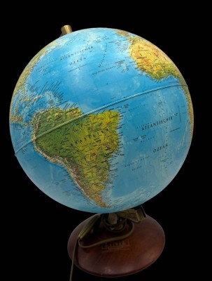 Auktion 365<br>beleuchtbarer Globus, Holzstand mit 