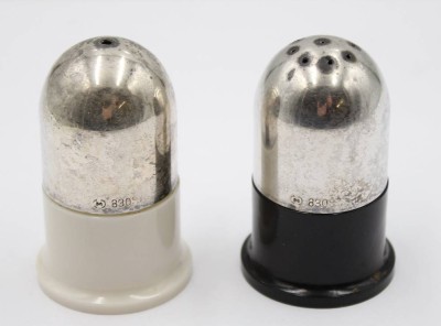 Auktion 365<br>Paar Silberstreuer-830- Silber mit Kunststoff-Körper, H-5 cm, ca. 36 gr [1]