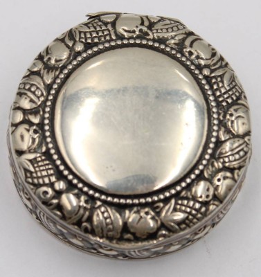 Auktion 365<br>runde Pillendose, Silber-830-, H-1,5 cm, D-4,5 cm, ca. 19,5 gr [1]