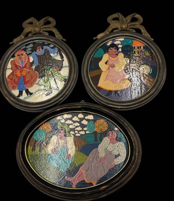 Auktion 365<br>3x kl. naive Gemälde (Emaillefarben??), in  Messingrahmen, 2x H-18 cm, einmal oval 19x15 cm [1]