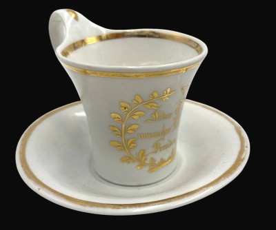 Auktion 365<br>Tasse mit U.T., Spruch, wohl KPM Berlin, 