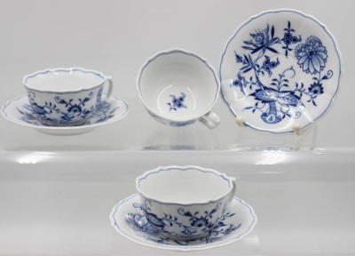 Auktion 365<br>3x Teetassen mit U.T., Zwiebelmuster, 5x 1. Wahl, ein U.T. mit Schleifstrich, Tassen H-5,4cm [1]