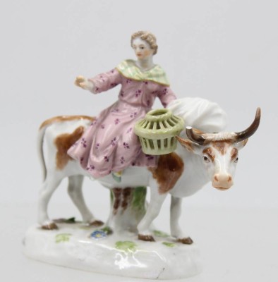 Auktion 365<br>Meissen-Figur, Bäuerin auf Ochse, 1. Wahl, bemalt, Entw. Johann Joachim Kaendler, Horn, Finger und ein Fuss bestossen, H-9cm B-9cm [1]