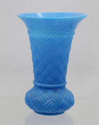 Auktion 365<br>Vase aus blauem Opalglas mit Korbgeflechtmuster, älter, ca. H-17cm [1]