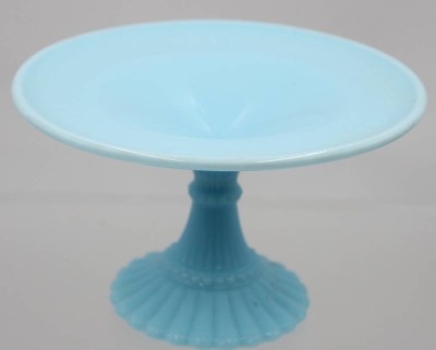 Auktion 365<br>Tafelaufsatz, älter, blaues opalines Glas, H-11cm D-18cm [1]