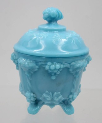 Auktion 365<br>schöne Deckeldose, wohl VALLERYSTHAL, Frankreich, älter, blaues opalines Glas, H-14,5cm [1]