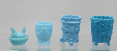 Auktion 365<br>4tlg. Konvolut, blaues opalines Glas, ca. H-8cm, 1x altrissig [1]