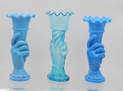 Auktion 365<br>3x sogen. Handvasen, 2x opalines Glas, älter, ca. H-22,5 bis 20,5cm [1]