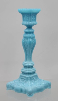 Auktion 365<br>Leuchter, opalines Glas, wohl Frankreich, ca. H-23,5cm [1]