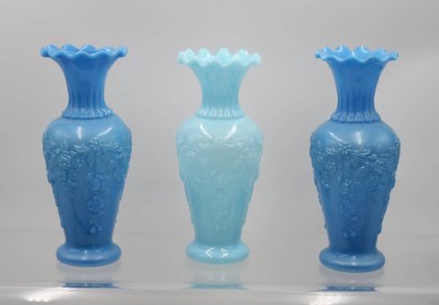 Auktion 365<br>3x Vasen, blaues opalines Glas, älter, ca. H-23cm [1]