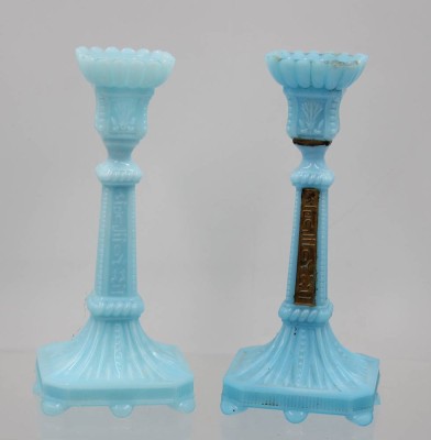 Auktion 365<br>Paar Leuchter, blaues opalines Glas, älter, 1x teilw. bemalt und mion. bestossen, ca. H-21,5cm [1]