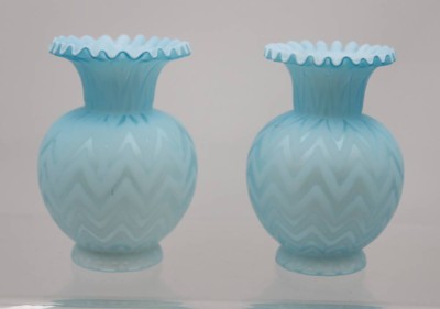 Auktion 365<br>Paar schöne Opal-Glasvasen in blau, älter, je ca. H-14cm [1]