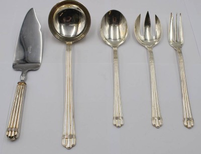 Auktion 365<br>Vorlegebesteckteile  der Serie Aria von Christofle Frankreich, versilbert, Tortenheber, Suppenkelle, Salatbesteck und Gemüselöffel, ca. Kelle L-28,5cm [1]