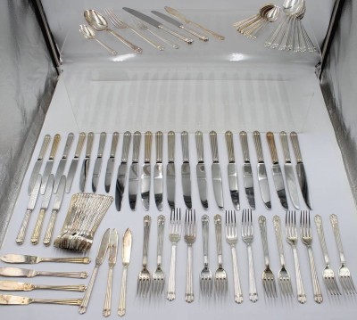 Auktion 365<br>Besteck der Serie Aria von Christofle, versilbert, 15x gr. Messer, 11x Dessertmesser, 8x Fischmesser, 15x Speisegabeln, 12x Kuchengabeln, 8x Suppenlöffel, 8x Kaffeelöffel [1]