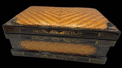 Auktion 365<br>Bambus Korbtruhe bzw. Schatulle, Flechtwerk  mit Holz-Lackrahmen, Goldstaffage, H-14 cm, 35x23 cm [1]