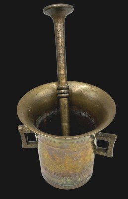 Auktion 365<br>schwerer  Bronze-Mörser mit Pistell, H-12 cm, Pistell  L-23 cm [1]